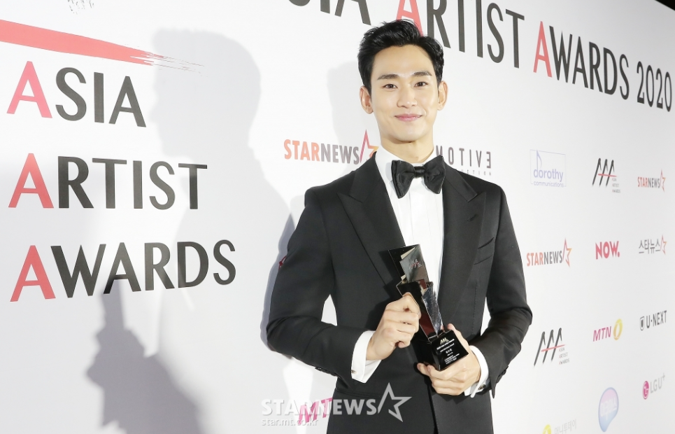 Actor Kim Soo-hyun AAA Hot Issue Award birth body