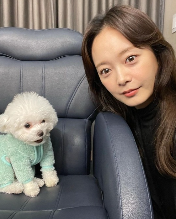 Running Man Jeon So-min, with a puppy that looks like him.They’re both like dolls.